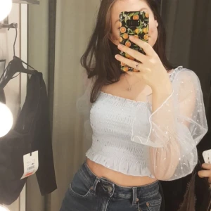 Ljusblå-topp - En ljusblå topp med små silvriga stjärnor & månar från Bik Bok. I storlek 36 / S. Den är knappt använd!  Upphämtning endast! EJ FRAKT!