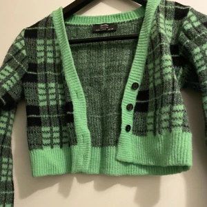 rutig kofta från Bershka - säljer denna jättefina rutiga kofta från Bershka för endast 130 kr! Inga defekter.