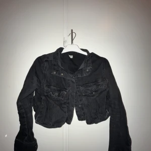 Croppad Jeansjacka - Svart croppad jeansjacka, använd fåtal gånger