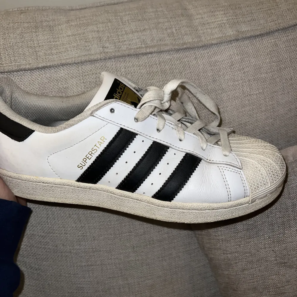 Adidas Superstar klassisk modell.  Storlek: 39,5 US Size 7,5 UK size 6  Bra skick, ser normalt använda ut dvs inte helt och hållet vita men kan nog tvättas för helvit färg.   Köpare betalar frakt. Skor.