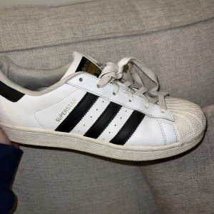 Adidas Originals Superstar - Adidas Superstar klassisk modell.  Storlek: 39,5 US Size 7,5 UK size 6  Bra skick, ser normalt använda ut dvs inte helt och hållet vita men kan nog tvättas för helvit färg.   Köpare betalar frakt