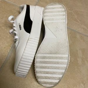 Vita sneakers - Vita sneakers från puma med världens skönaste sula i! Endast testade ute en gång därav nyskick!💕