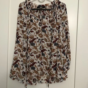Mönstrad blus från Bikbok  - Mönstrad blus från Bikbok, strl. XS (stor i storlek). Jättefint skick.