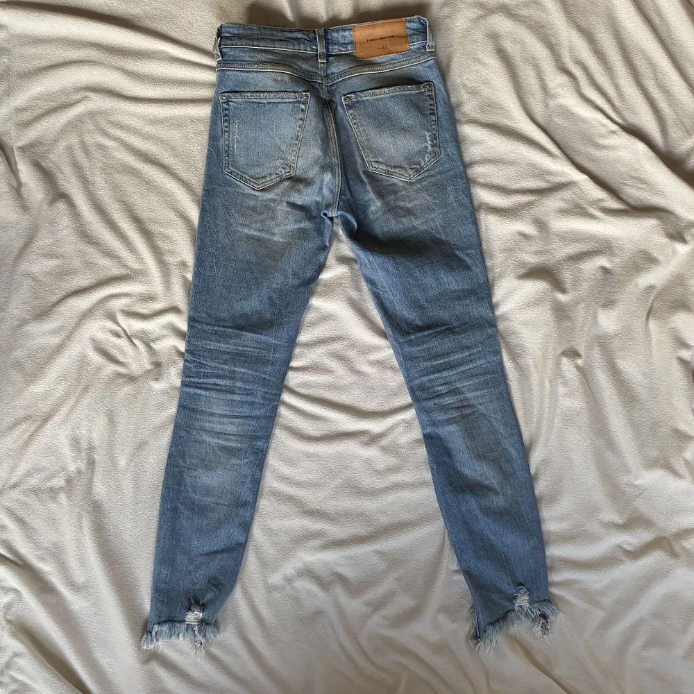 Ett par jeans med broderade blommor på i superskick från Zara Trafaluc i storlek 32. För mer frågor och bilder är det bara att höra av dig!. Jeans & Byxor.