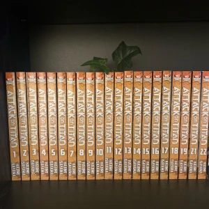 Attack on titan manga - Säljer mina attack on titan manga volymer 1-19, 21 och 22 :) trean är lite trasig, var så när jag fick den. Kommer även med sakerna på sida två och tre. Hör av dig vid intresse !! Frakt ingår inte i priset
