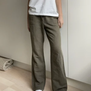 Lågmidjade gröna byxor  - Lågmidjade ’wide-leg’ gröna tyg byxor som tyvärr inte kommer till användning :(