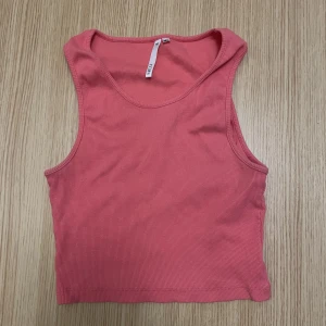 Crop top - Säljer denna fina crop toppen från lager 157! Stolek M/L men passar även mig som har S! Köpt secondhand och säljs inte längre i butik!💕