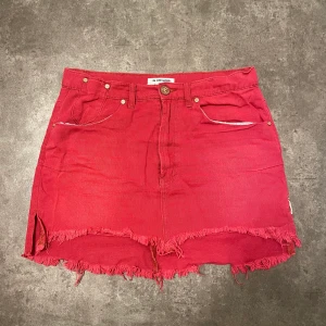 One Teaspoon Jeanskjol strl 29 - Superfin, röd jeanskjol från One Teaspoon. Storlek 29. Använd ett fåtal gånger 🥰 Finns i Kungsbacka, men kan också posta. Frakten ligger på 66kr, och köparen betalar för den. Nypris 1000kr men jag säljer för 150kr. 