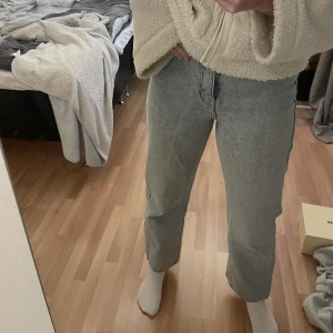 Jeans - Säljer ett par jeans i ljustblå tvätt. Jeansen är ifrån Weekday i modellen rowe. Storlek W25 L30💕 Dragkjedjan är utbytt och helt ny då den förra dragkedjan gick av. Passar mig som har storlek small i underdel och oftast 27 i jeans då de blivit lite uttöjd