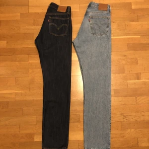 Två par Levi’s 501, W26 L32 - Två par Levi’s 501, W26 L32  Mycket bra begagnat skick, sparsamt använda. Hela och fläckfria. Kommer från rök- och djurfritt hem.