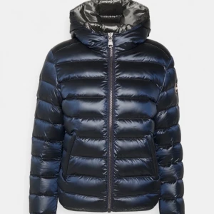 Colmar jacka - Säljer min colmar jacka , använd en vinter men ser som ny ut. Den är mörkblå och grå inuti, skriv ifall provet för fler bilder!💓 ny pris 3500kr. Köparen står för frakten. 