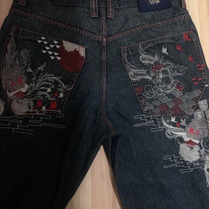 Baggy jeans!!! - Såå fucking snygga jeans!! Med unika tryck!! Som tyvärr är aldelses förstora i midja och längd (är ca 1,70) så behöver sälja. De är samma blåa färg på dem, de är bara ljuset som är konstigt