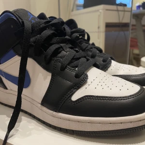Jordan 1 Mid White Racer Blue strlk 38,5 - Storlek 38,5. Använda ett fåtal ggr, köpta för 3000kr på WavyKicksSE instagramsida, säljer nu för 1200kr då jag vill bli av med dem. Kan frakta, kan även hämtas i Gislaved och jag tar endast swish.