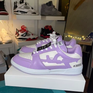 Lost Boys X Vicinity ”Lilly Lows” - Tja har intresse koll på dessa helt nya bara 3000 par, fick dom present men känner att det inte är min stil, har kvitto från deras egna hemsida. Storleken är 43/44