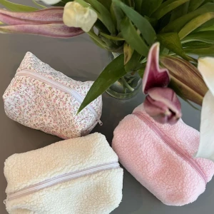 Necessär - Vi är två tjejer från Luleå som går tredje året på idrottsgymnasiet i Luleå med inriktning ekonomi. Vår affärsidé är att tillverka och sälja stilrena necessärer som passar till de allra flesta. 🌸  Finns i 3 olika färger och mönster. Vi tar nu emot förbeställningar. Skriv ett pm ifall du är intresserad  Priset är 229kr/st💗