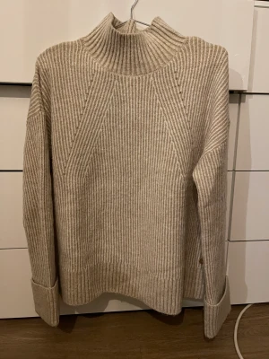 Stickad tröja  - En stickad tröja ifrån Pernilla Wahlgrens kollektion  Knappt använd 