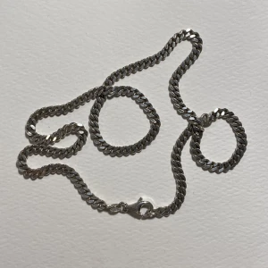 Silverkedja - Pansarkedja i äkta silver med stämpel ”925”, den är 50cm lång och kedjan är ca 4mm bred. Nypris ca. 900-1100kr, kan posta eller mötas upp!💗