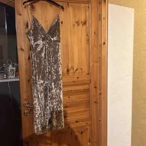 Sammetsklänning - Tight sammetsklänning i beige/guld strl XS. Går över knäna på mig som är ca 170cm. Fint skick