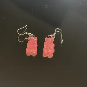 Hemmagjorda transparent rosa björn örhängen. 🦋Material: rostfritt stål🦋  💖vad du får med: örhängen, plupp, transparent smyckes burk💖 intresserad? Tryck köp nu!