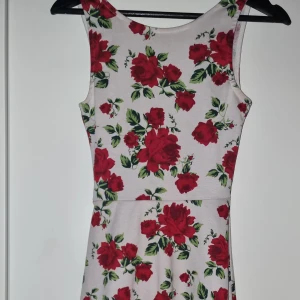 Somrig klänning  - Somrig blommig klänning