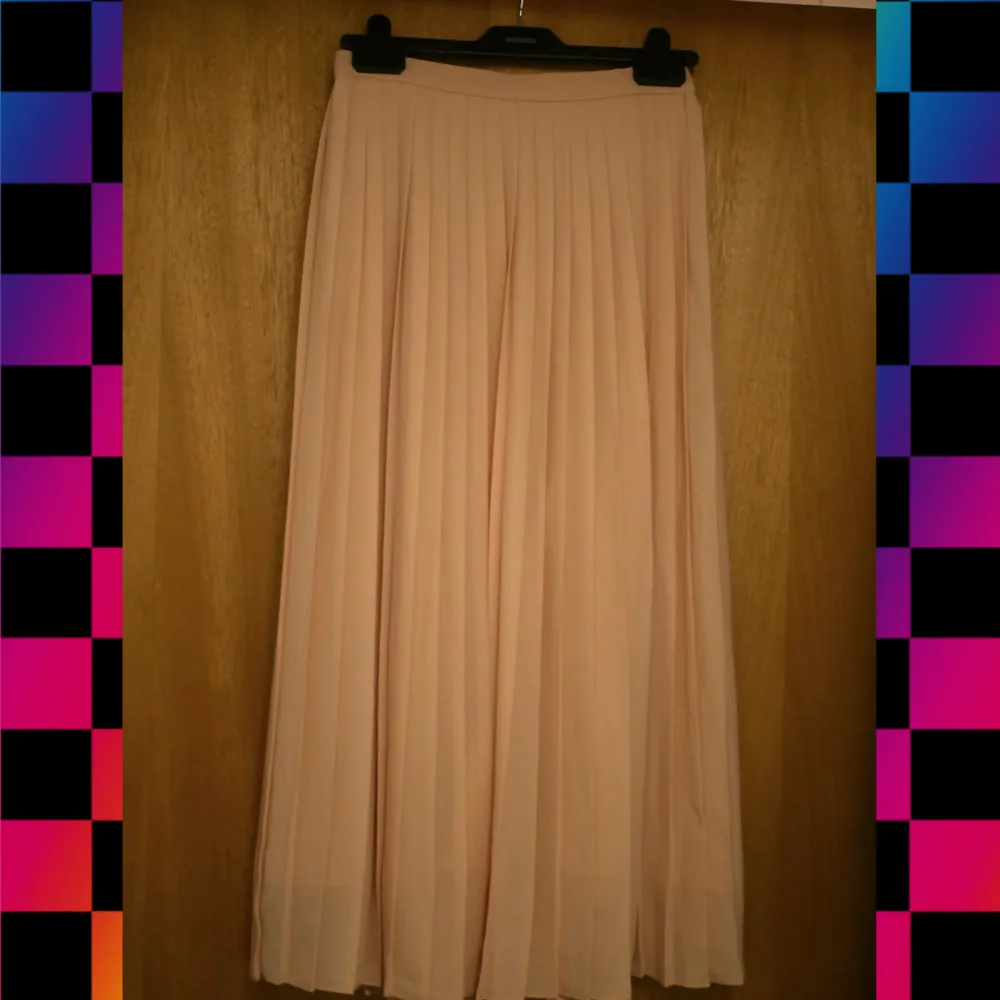 kjolen är mycket mindre orange i verkligheten, typ en ros-rosa eller ljus blush rosa :). Kjolar.
