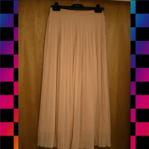 rosa kjol - kjolen är mycket mindre orange i verkligheten, typ en ros-rosa eller ljus blush rosa :)