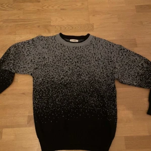 Stickad tröja  - Skön stickad tröja i storlek L passar lite mer M. Perfekt till vinter och våren nu.