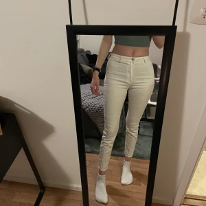 Vita jeans - Säljer då jag inser att jag inte gillar att ha vita byxor, stretchiga och lite korta på mig som ni ser (är 177 med långa ben tho)