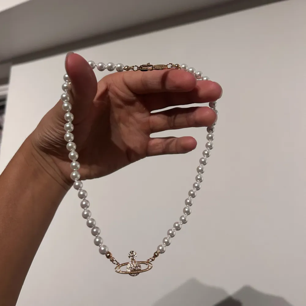 Säljer ett vivienne westwood halsband i mycket fint skick 9/10.   Har haft den ett tag, men använt varsamt.  Superfint i guld.. Accessoarer.