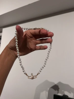 Vivienne Westwood pärl-halsband - Säljer ett vivienne westwood halsband i mycket fint skick 9/10.   Har haft den ett tag, men använt varsamt.  Superfint i guld.