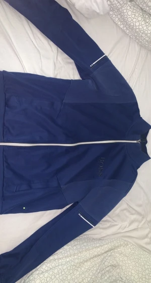 Hugo Boss - Hej Koftorna är storlek M skick på koftorna blå 7/10 röd 6/10 tröjorna 10/10.