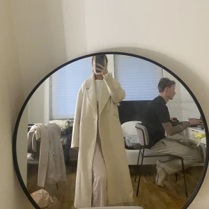 Kappa - Lång kappa från hm, cremevit färg! 😇använt få gånger köptes förra året i våras, ej nopprig! 