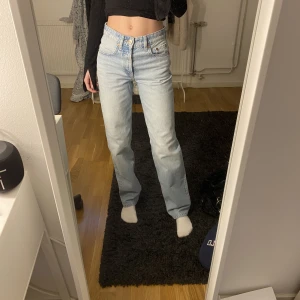 Zara mid waist straight - Säljer mina zara mid waist straight som jag inte använder pga hur dem sitter på mig. Använt dem 1 gång och har inga skador på sig alls💕