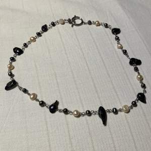 Fint halsband med olika pärlor och stenar!🖤
