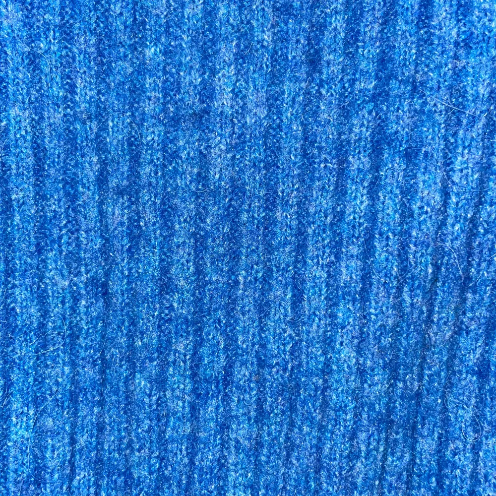 En stickad tröja från Weekday. Den är i väldigt bra kavlite som ni kan se på sista bilden, inte nopprig alls🫶 i alpacka och ull mix! . Neuleet.