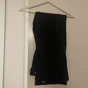 Kostymbyxor.  - Kostymbyxor från BikBok i storlek 40. Märket är Vilma. Oanvända, 100kr 🥰 