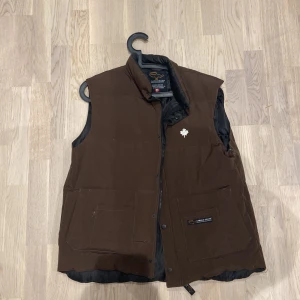 Canada Goose Väst - Säljer min goose väst i storlek M men passar L också  Kan skickas spårbart och sänkas i pris vid snabb affär