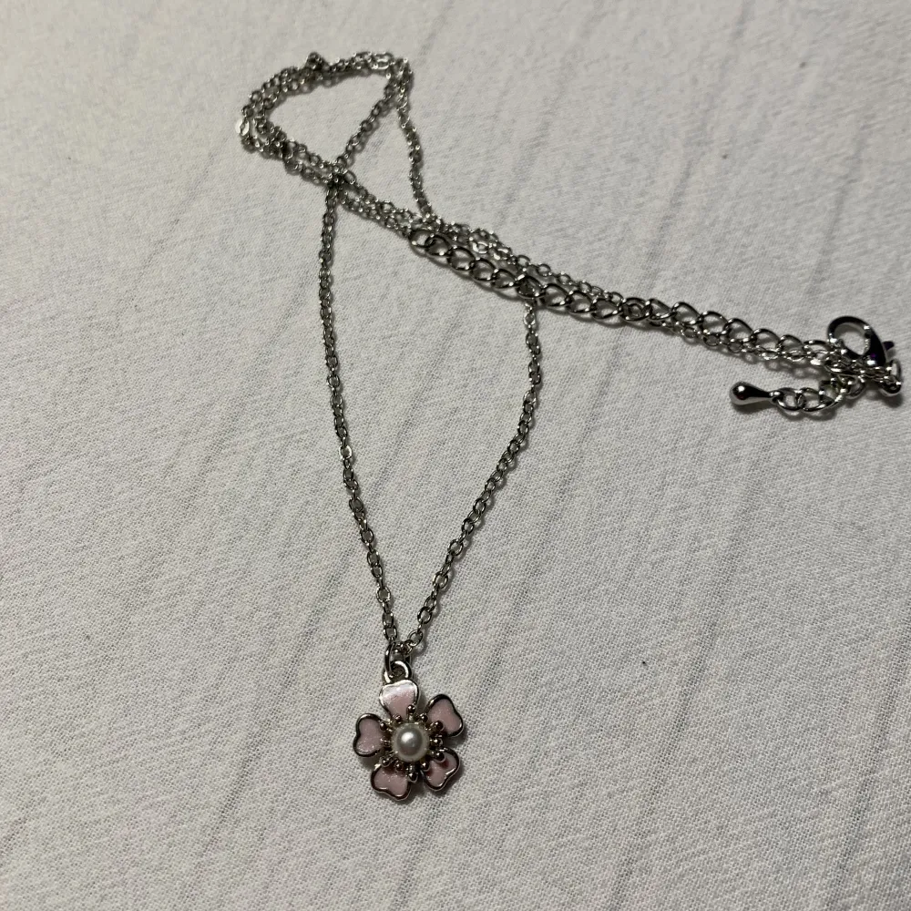 Ett jättegulligt silver halsband med en fin liten rosa blomma!🌸 . Accessoarer.
