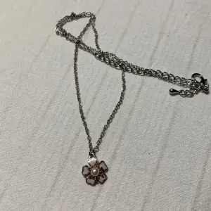 Ett jättegulligt silver halsband med en fin liten rosa blomma!🌸 