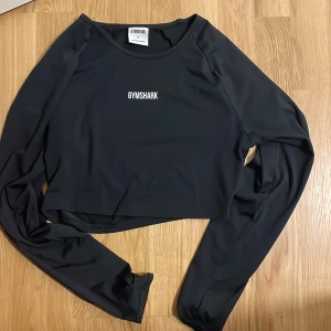 Gymshark training long sleeve crop top - Gymshark training long sleeve crop top i färgen black. Fint skick🌸