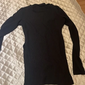 Långtröja  - Fin långtröja med som är öppen vid sidorna av midjan. Bekväm och passar nästan med allt!