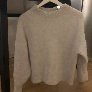 Stickad tröja  - Jättemysig stickad tröja från Cubus. Liten i storleken så passar nog ca xs! 