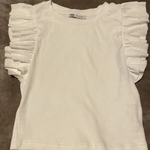 Zara topp - En volangtröja från zara  Använd högst två gånger, köpt i somras 💓 