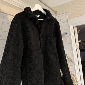 Svart teddyjacka - En svart Teddy jacka från Zara. Knappt använd, skick 10/10.