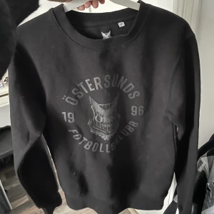 Säljer öfk tröja  - säljer nu min svarta öfk tröja för att den inte kommer till användning längre, använd några få gånger, fint skick!💗