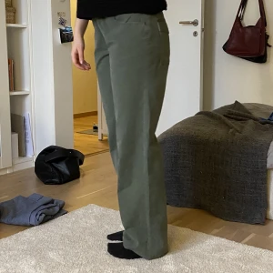 Grönabyxor - Säljer mina mörkgröna byxor. De är i fint skick och bra kvalitet. Vida och låg/midwaist beroende på person!