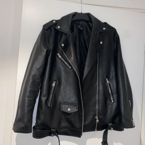 Skinnjacka  - Skinnjacka i oversize modell. 