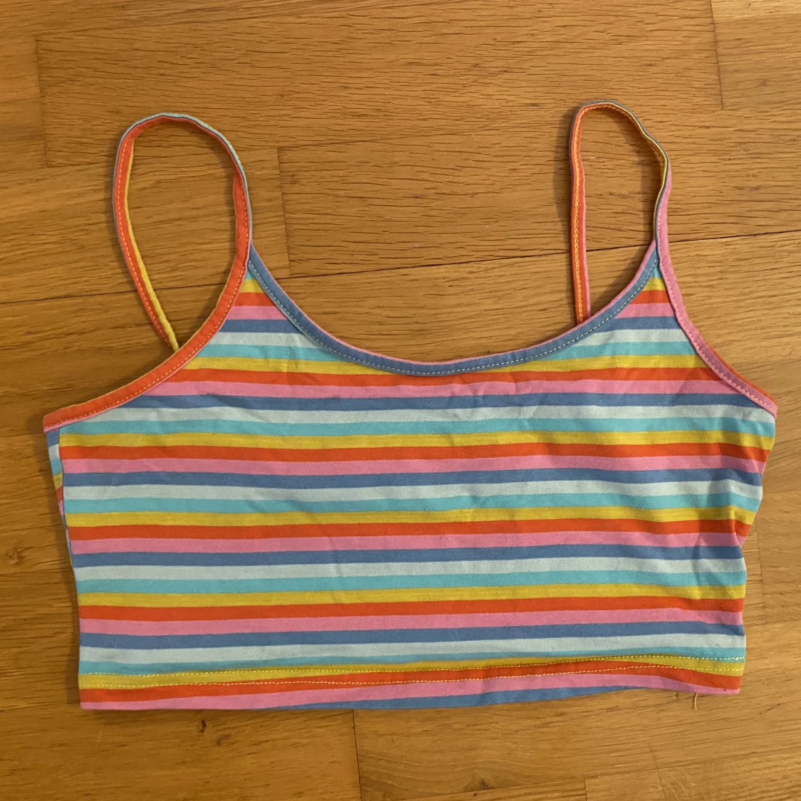 Regnbågsfärgad croptop - 90