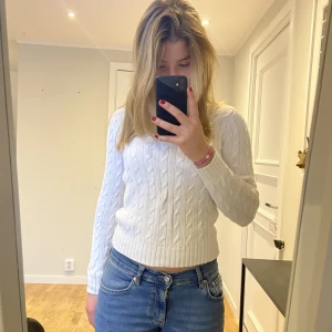 Ralph lauren tröja  - Superfin vit tröja💓Jättefin till svarta, blåa jeans eller en kjol💓Nypris 1400kr💓Nästan helt oanvänd💓Pris kan diskuteras💓