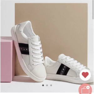 Sofie Schnoor skor - Då många är intresserade säljer jag direkt för 500kr! Snyggaste skorna från Sofie Schnoor i storlek 39. Använda fåtal gånger så i väldigt bra skick. Box medföljer. Nypris 1000kr men går ej att köpa längre. Säljer för 450kr.